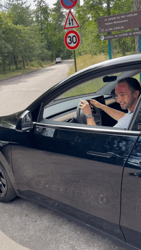 Gagnant NordVPN repart au volant de sa voiture électrique