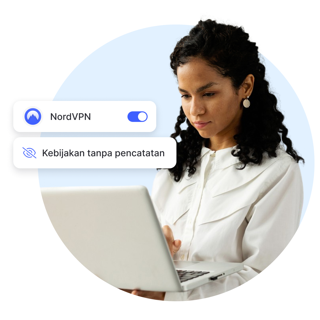 Seseorang menjelajahi web dengan komputernya, diamankan dengan kebijakan tanpa pencatatan NordVPN.
