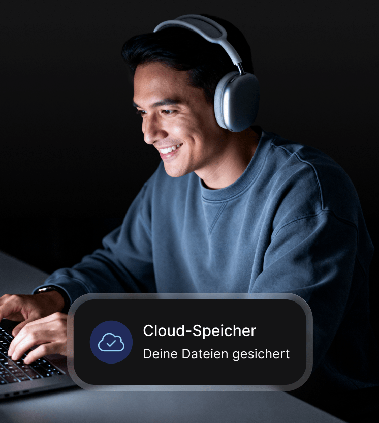 Ein Mann, der mit seinem Laptop auf einen Cloud-Speicher zugreift.