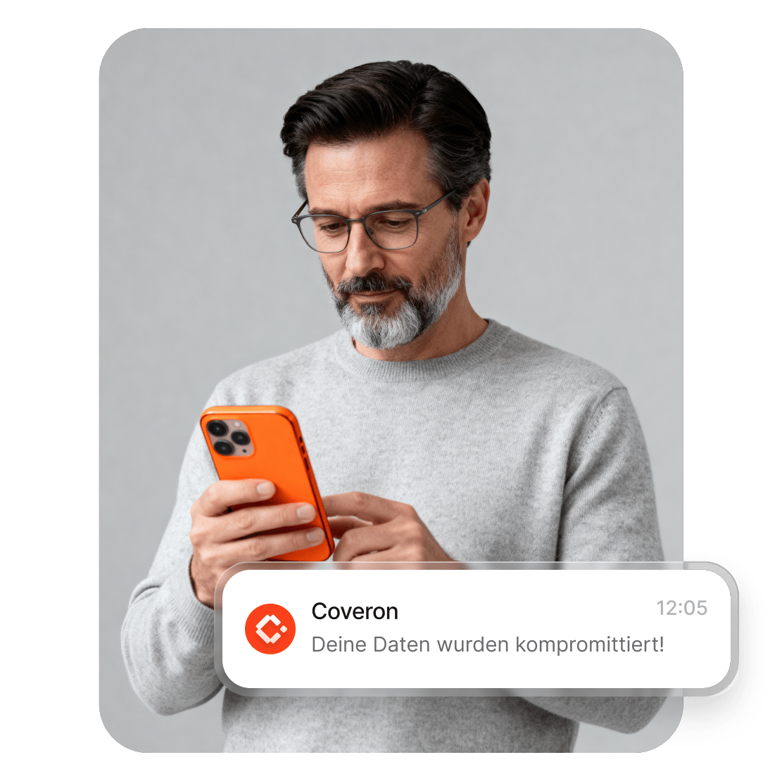Ein Mann liest auf seinem Smartphone die Warnung von Coveron, dass seine Daten kompromittiert wurden.