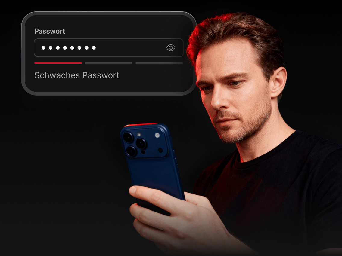 Eine Person, die auf ihrem Smartphone die Passwortstärke prüft