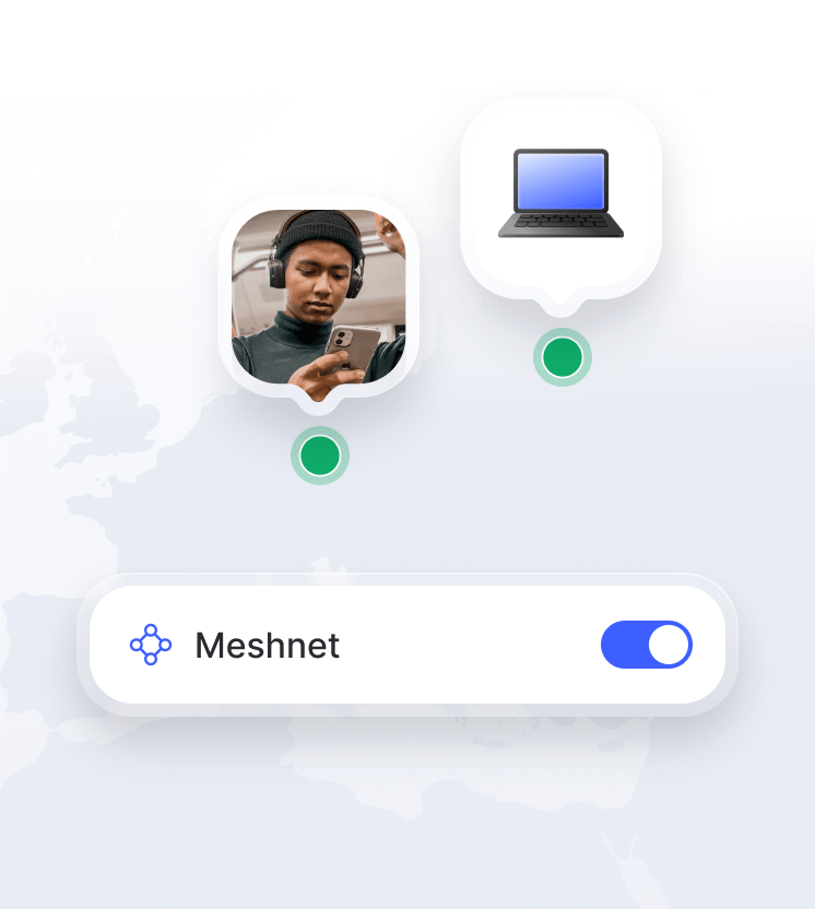 Eine Person, die Meshnet nutzt, um sich aus der Ferne mit ihrem Laptop zu verbinden.