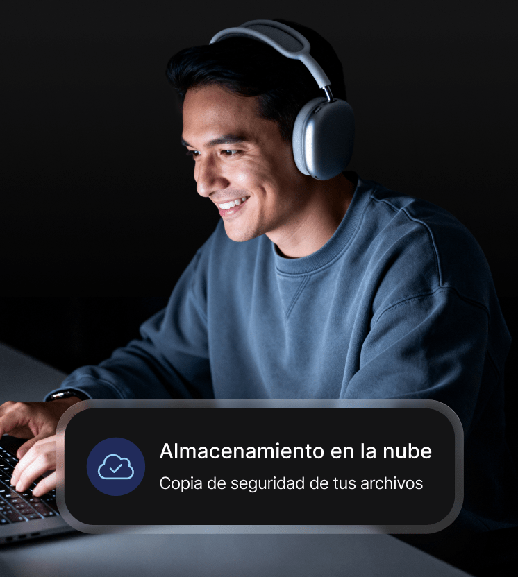 Un hombre utilizando su laptop para acceder a su almacenamiento en la nube.