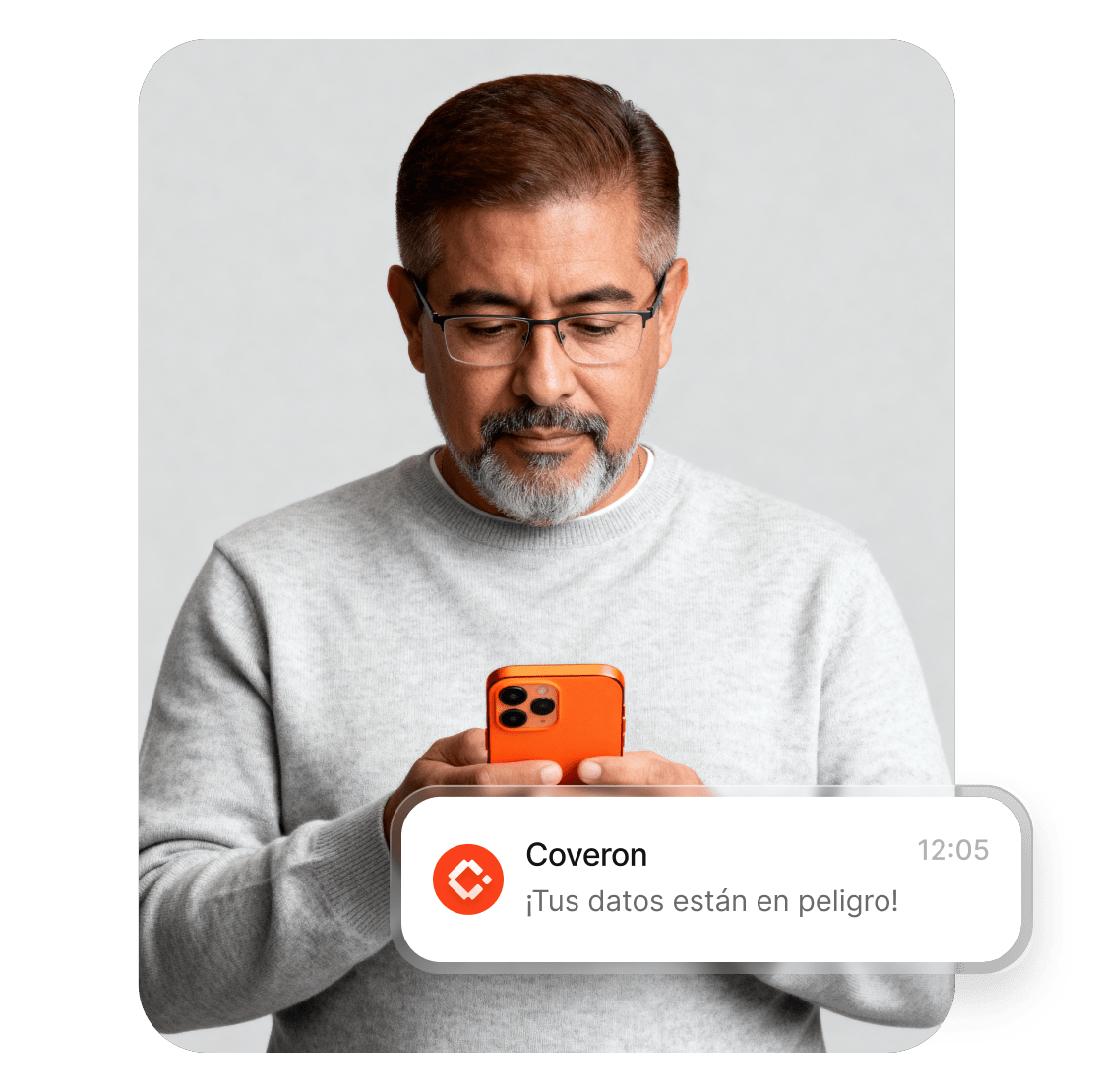 Un hombre utiliza su smartphone para leer la alerta de Coveron sobre la filtración de sus datos.