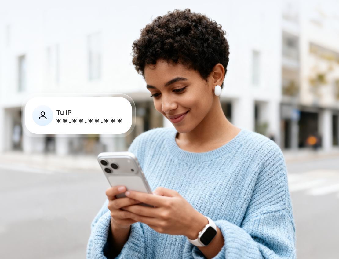 Una persona que usa Doble VPN en su celular para proteger su dirección IP.