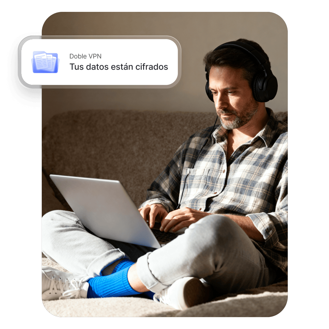 Una persona usa Doble VPN en su portátil para proteger sus datos personales mientras navega por internet.