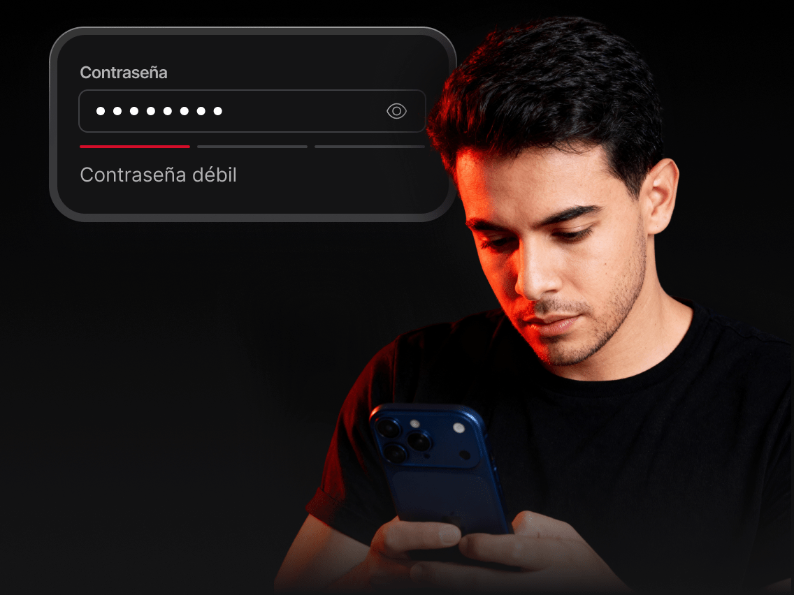 Una persona comprueba la seguridad de su contraseña en su smartphone