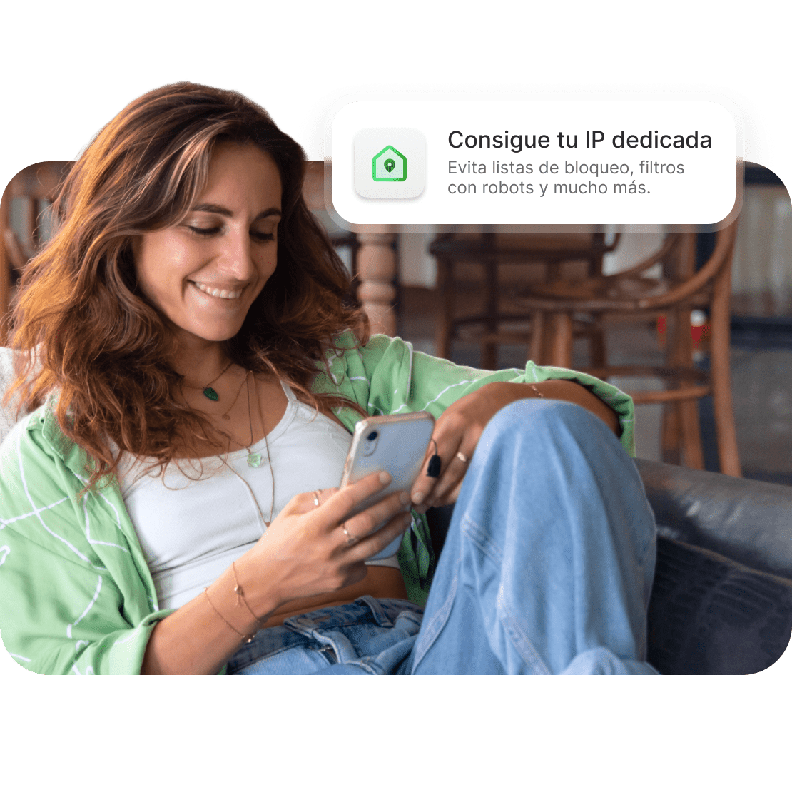 Una persona utilizando una IP dedicada en su smartphone para evitar que la bloqueen.