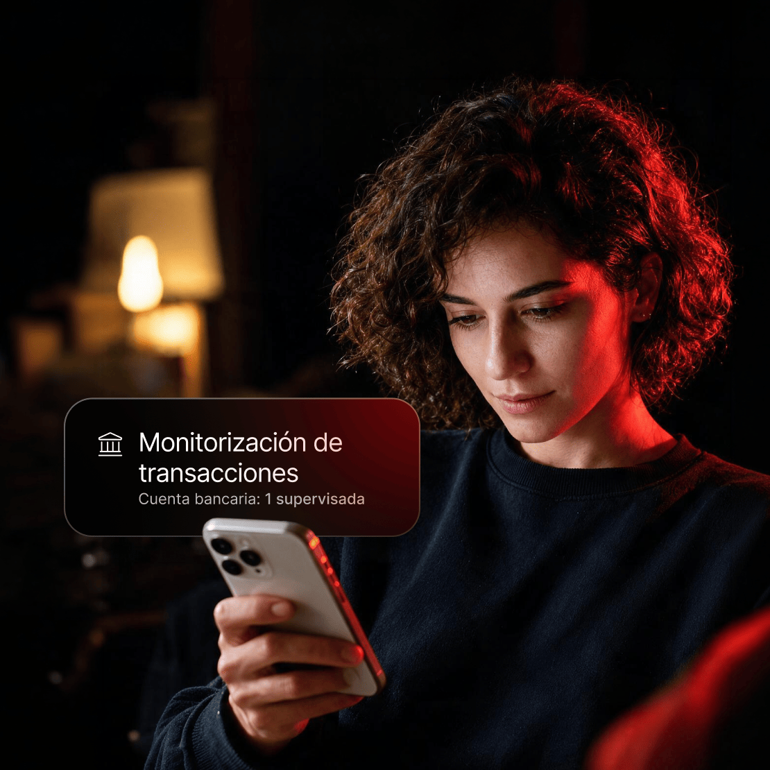 Una persona sostiene un móvil con una notificación superpuesta que confirma que se ha configurado una cuenta bancaria para la supervisión de transacciones de NordVPN.