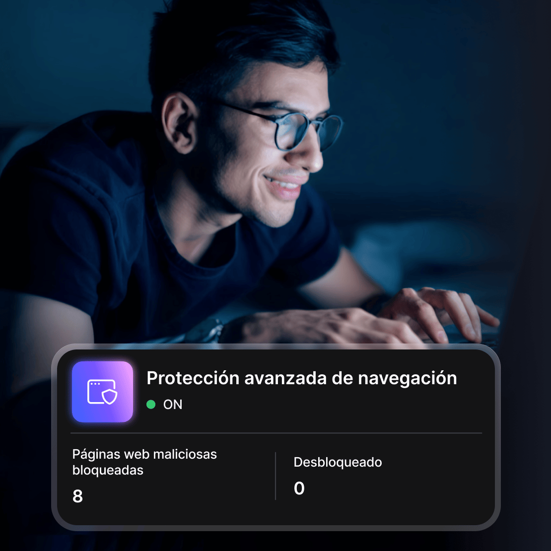 Un hombre navega por internet con la «Protección avanzada de navegación» activada.