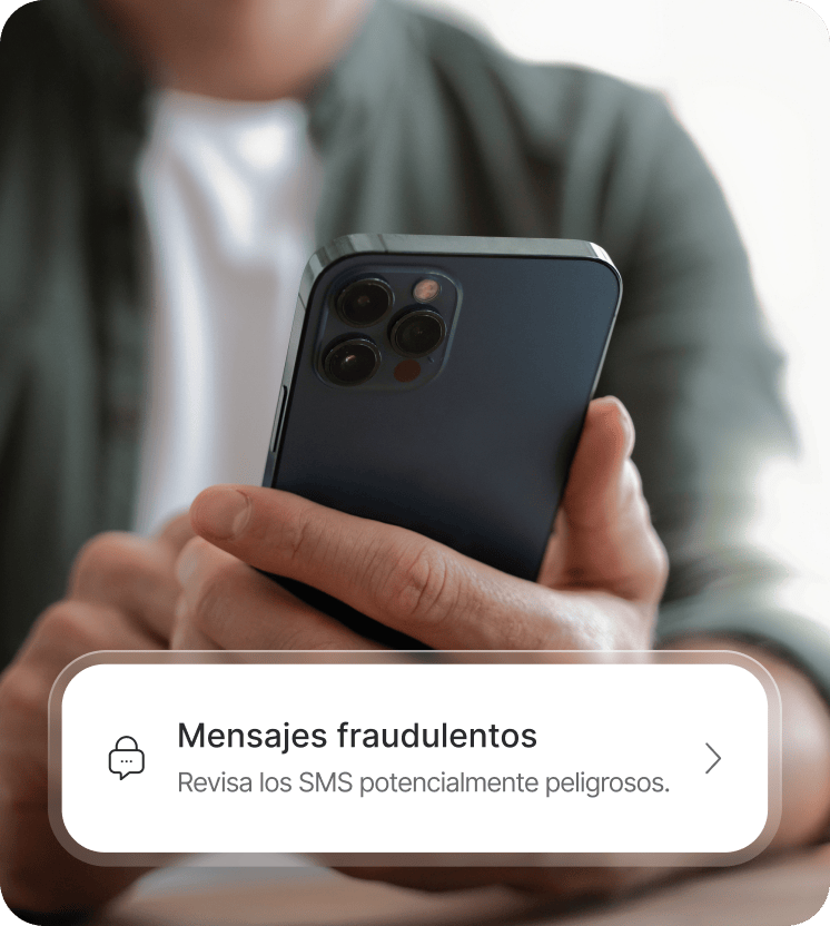 Una persona revisa posibles mensajes fraudulentos en su smartphone.