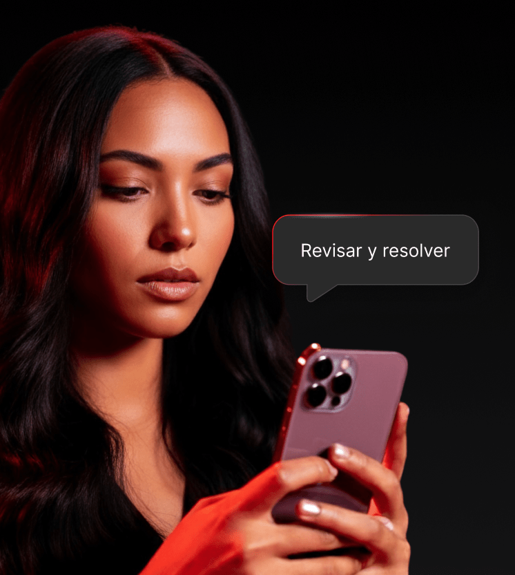 Una mujer utiliza Dark Web Monitor