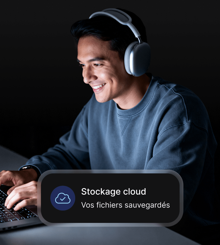 Un homme utilisant son ordinateur portable pour accéder à un stockage cloud.
