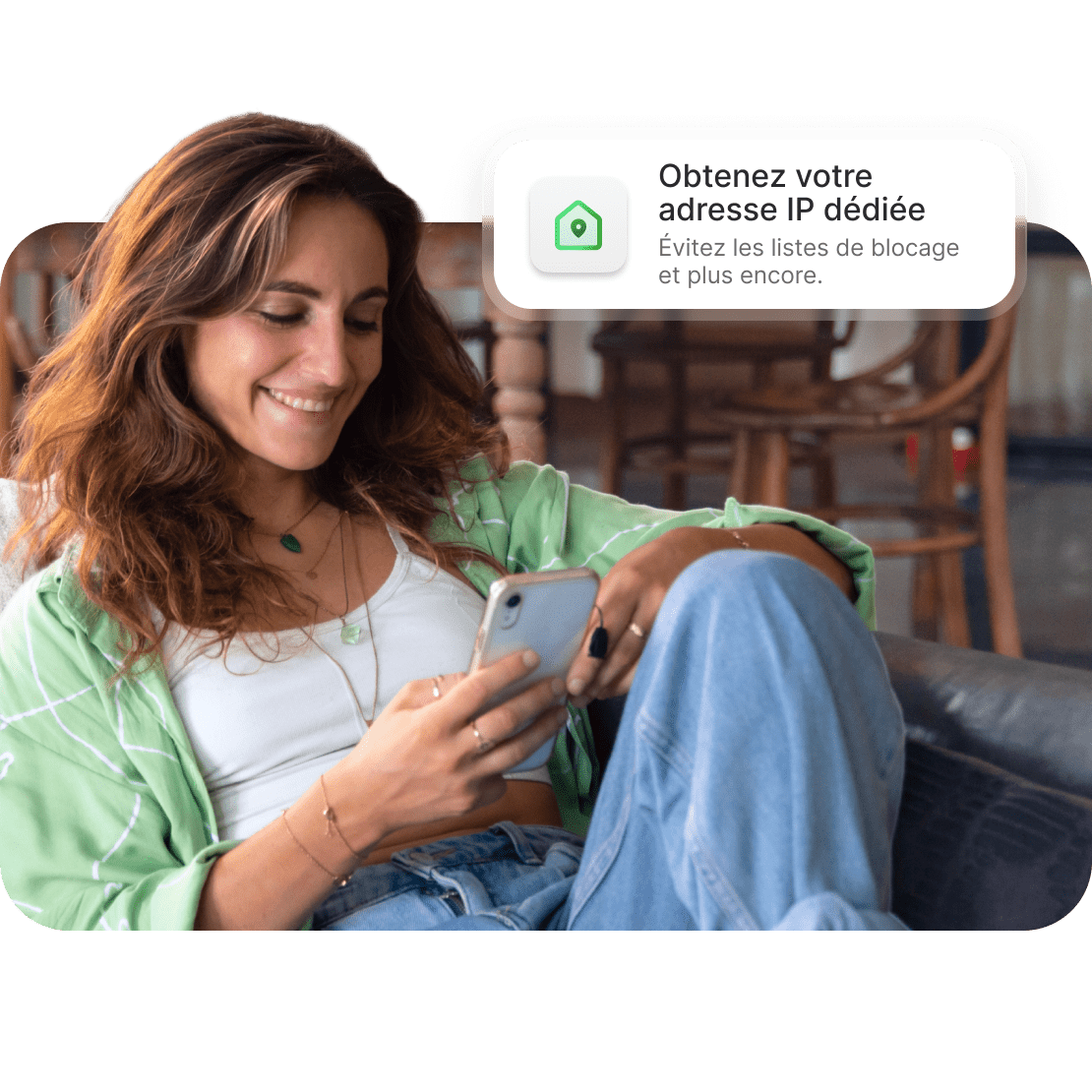 Une personne utilisant une adresse IP dédiée sur son smartphone pour éviter les listes de blocage.