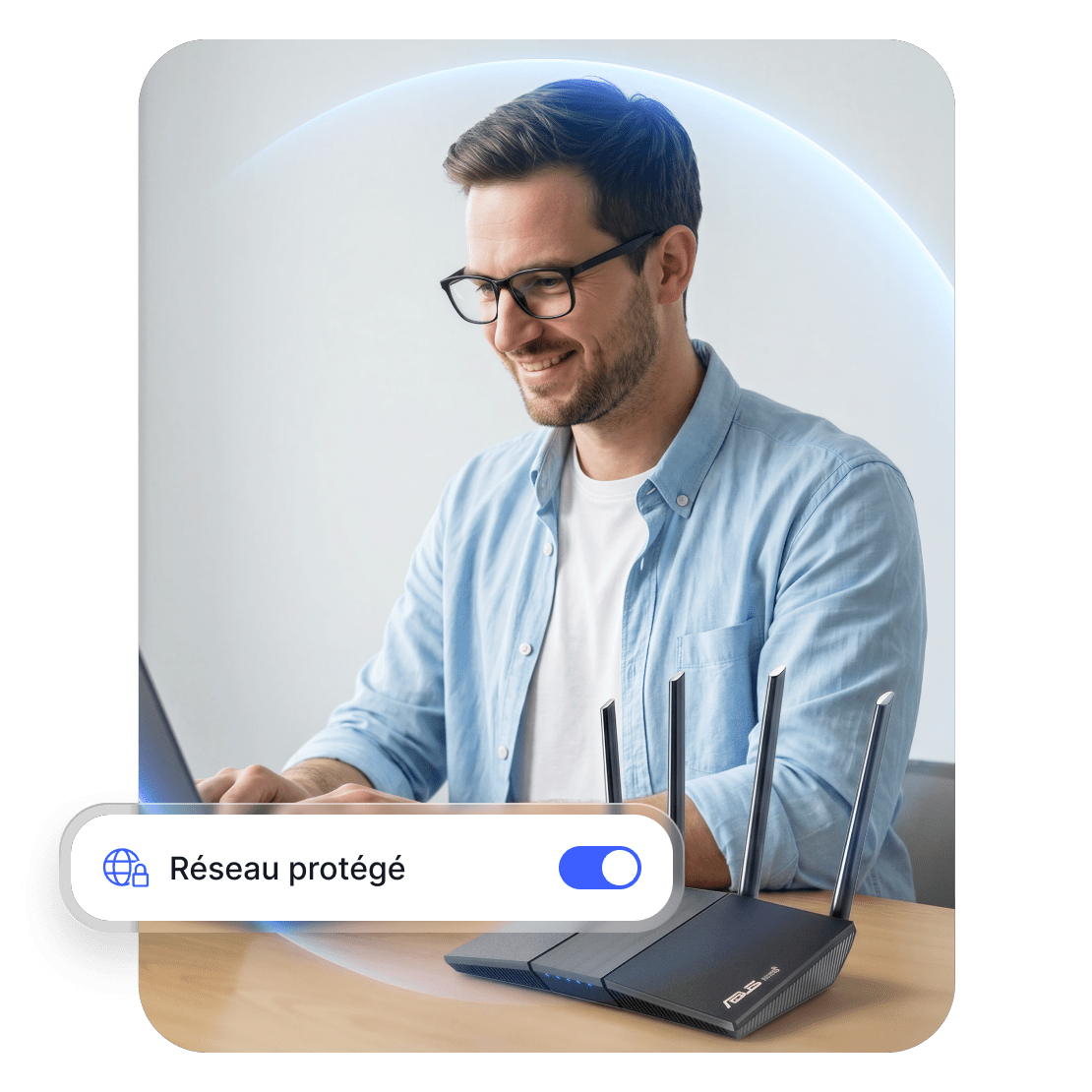 Une personne utilisant un routeur protégé par NordVPN pour naviguer en toute sécurité sur son ordinateur portable.