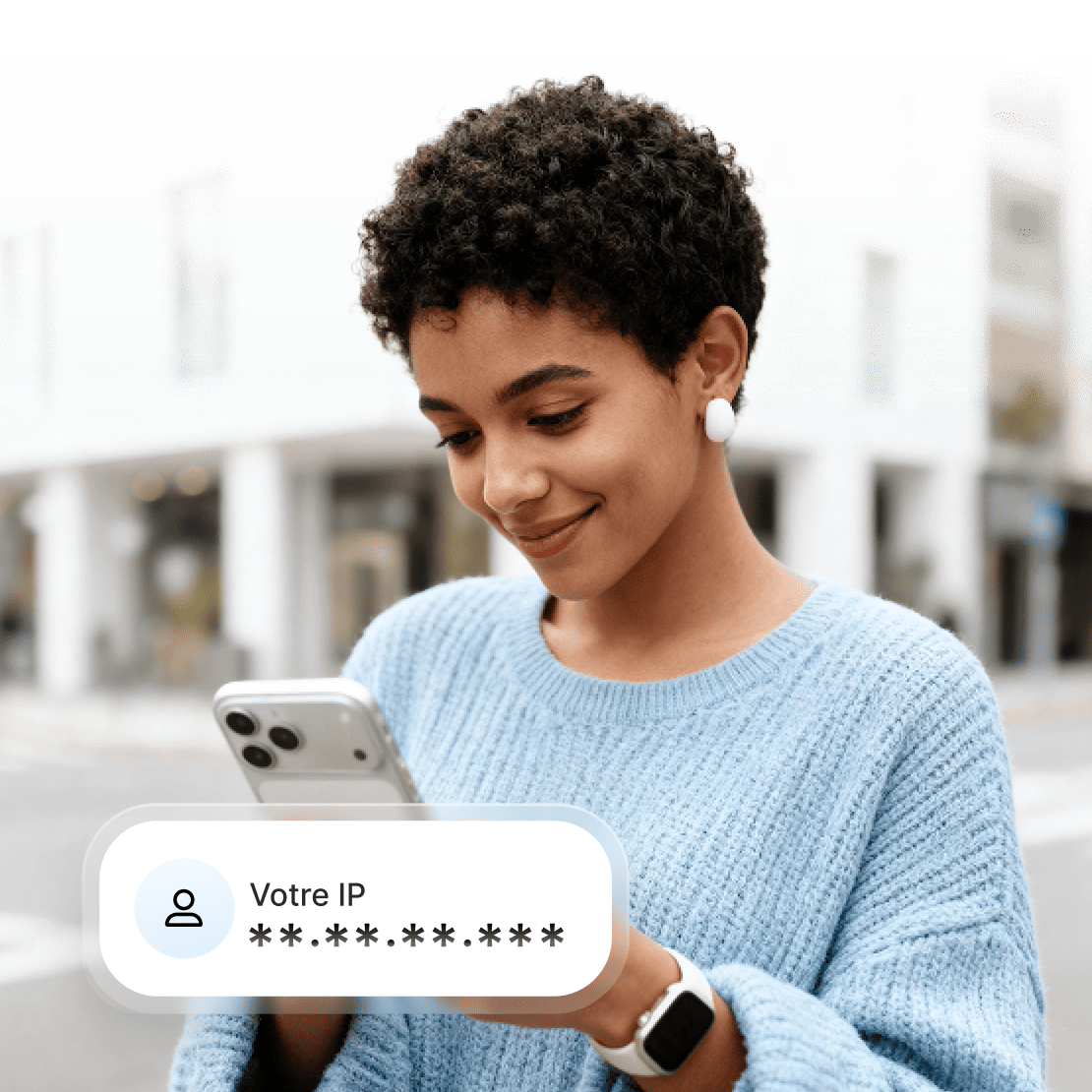 Une femme utilisant une option d’adresse IP dédiée qui fournit une adresse IP statique exclusive.
