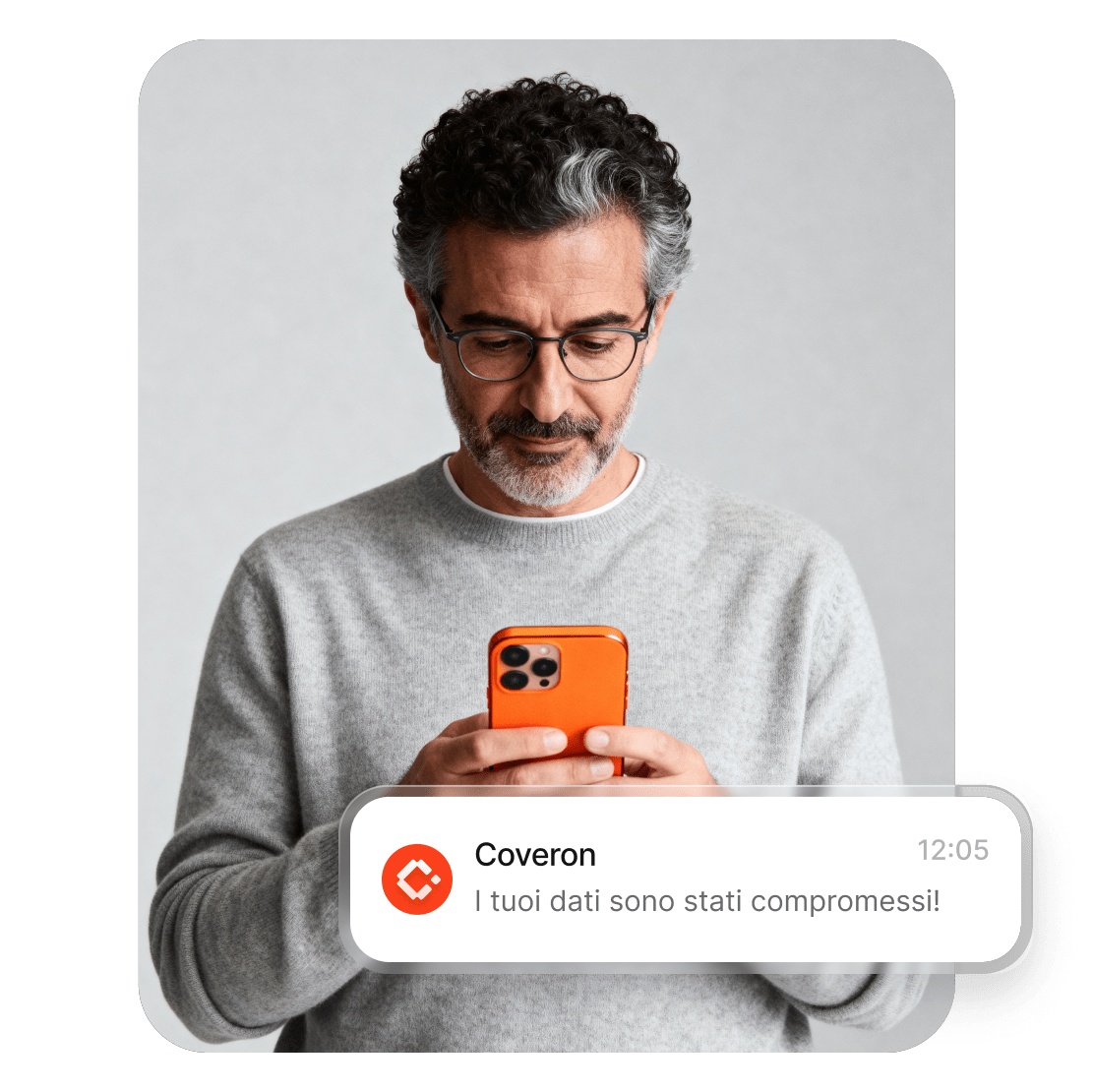 Un uomo usa lo smartphone per leggere l’avviso di Coveron relativo alla compromissione dei suoi dati.