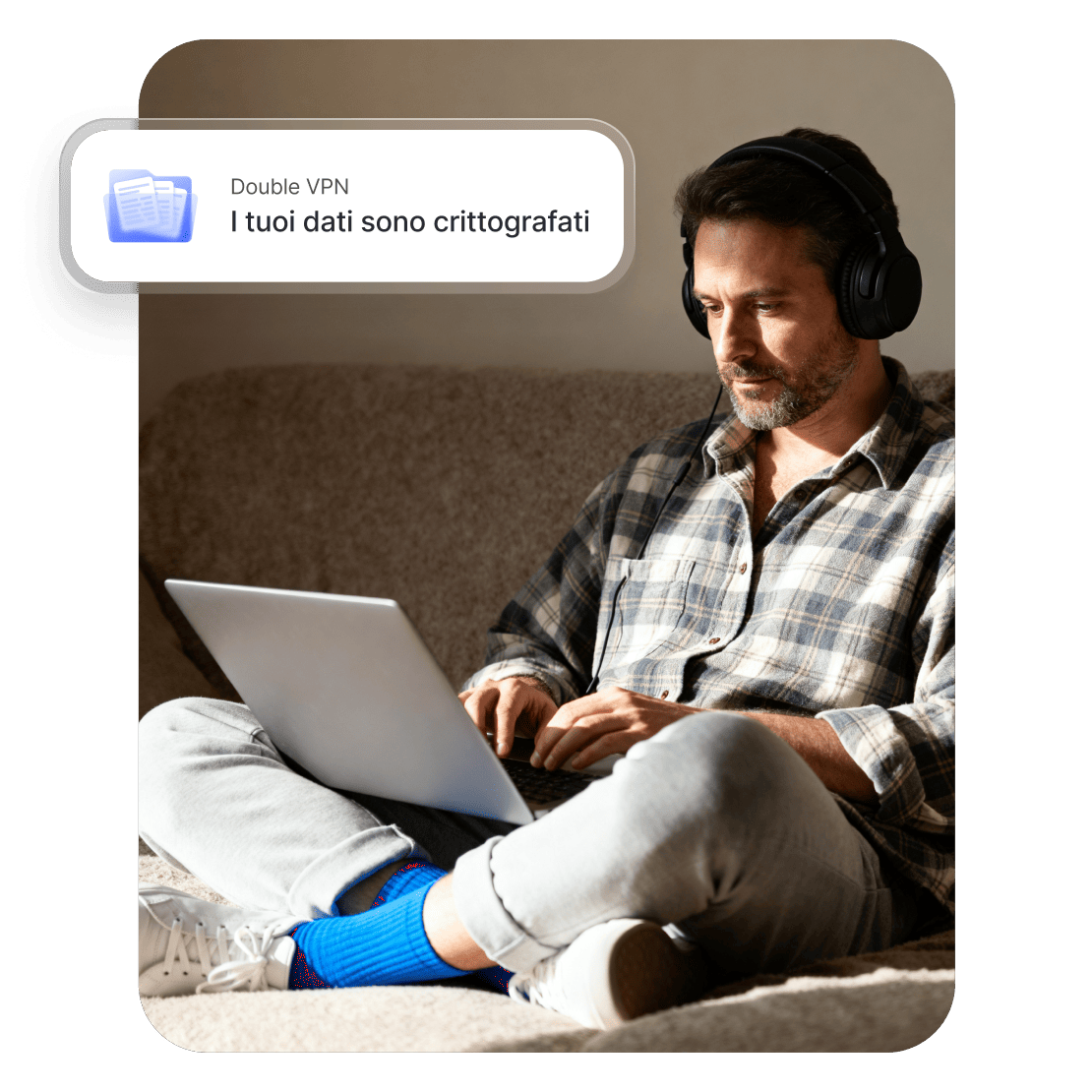 Una persona utilizza Double VPN sul proprio computer portatile per proteggere i dati personali durante la navigazione.