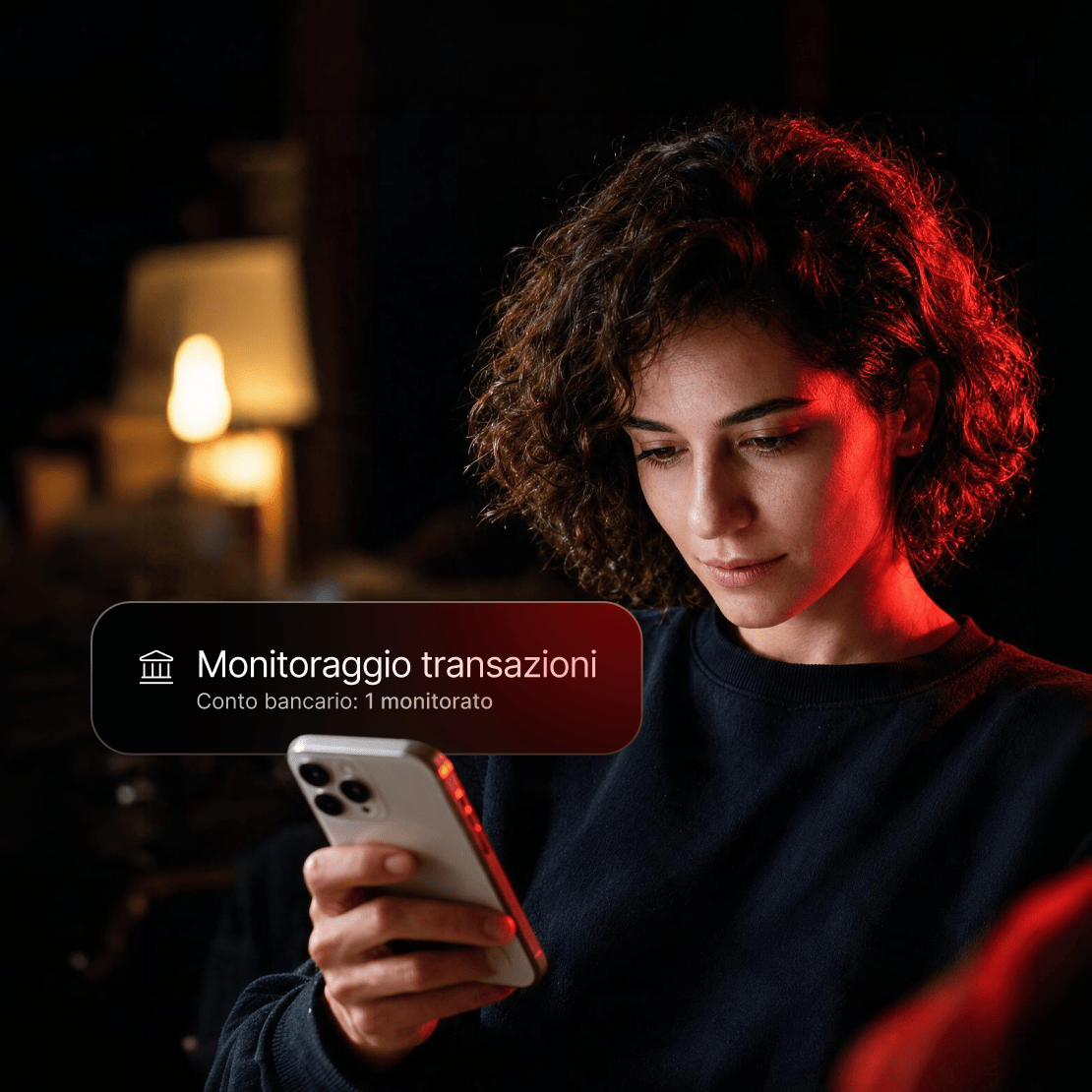 Una persona che tiene in mano uno smartphone con una notifica in sovrapposizione che conferma che è stato configurato un conto bancario per il monitoraggio delle transazioni di NordVPN.