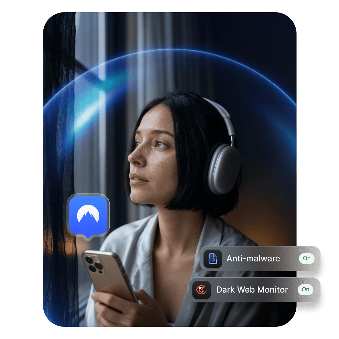 Una persona con le cuffie che utilizza un’app NordVPN sul proprio telefono.