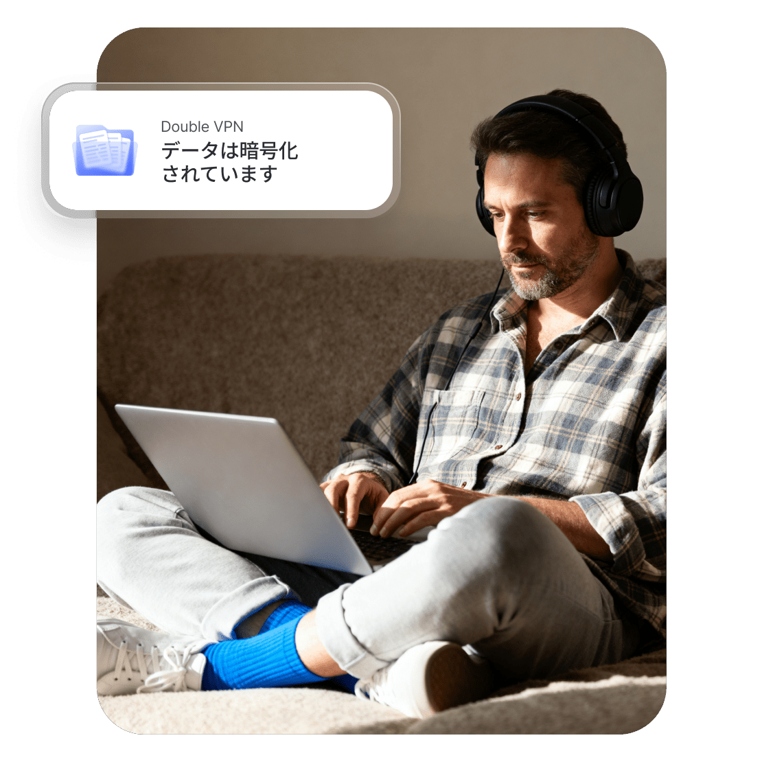 ノートパソコンでダブルVPNを使用し、ブラウジング中に個人データを保護している人物。