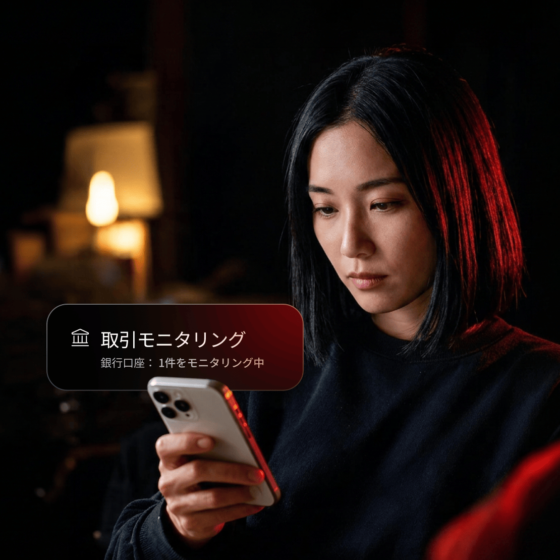 NordVPNの取引モニタリング用に銀行口座が設定されていることを確認する通知オーバーレイが表示されたスマートフォンを持っている人。