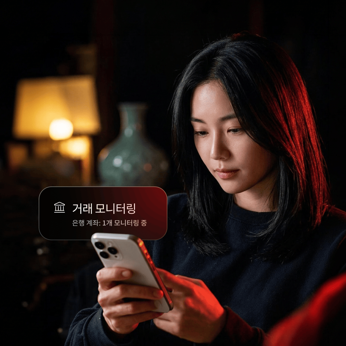 NordVPN의 거래 모니터링을 위해 은행 계좌가 설정되었음을 확인하는 알림 오버레이가 표시된 스마트폰을 들고 있는 사람