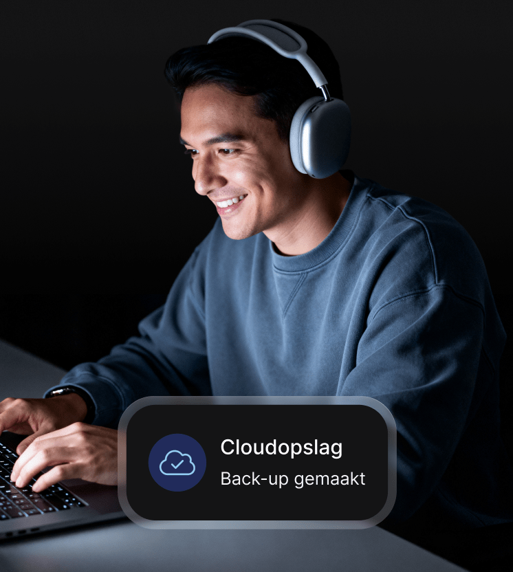 Een man gebruikt zijn laptop om toegang te krijgen tot cloudopslag.