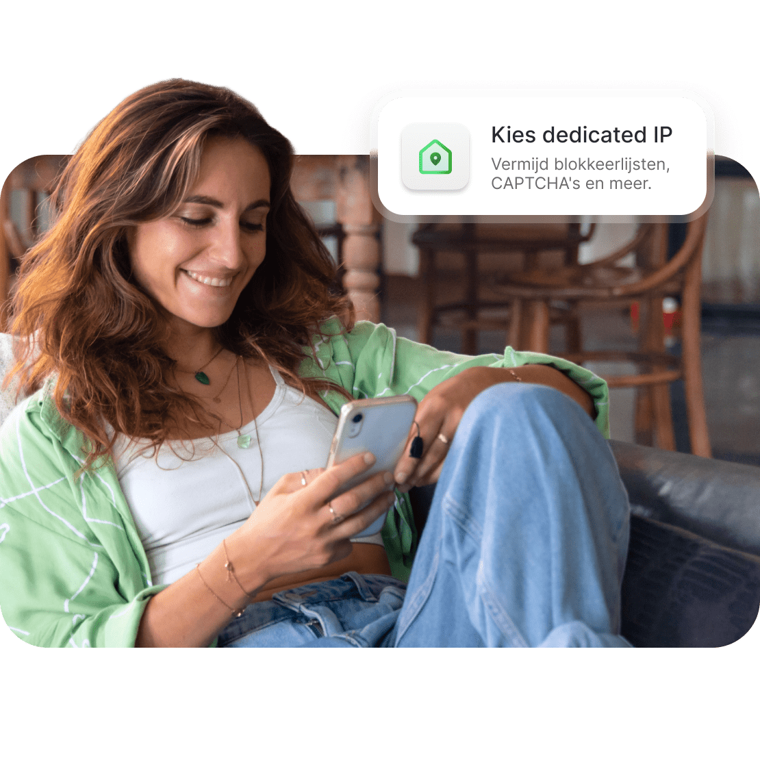 Een persoon die een dedicated IP op zijn smartphone gebruikt om blocklisting te vermijden.
