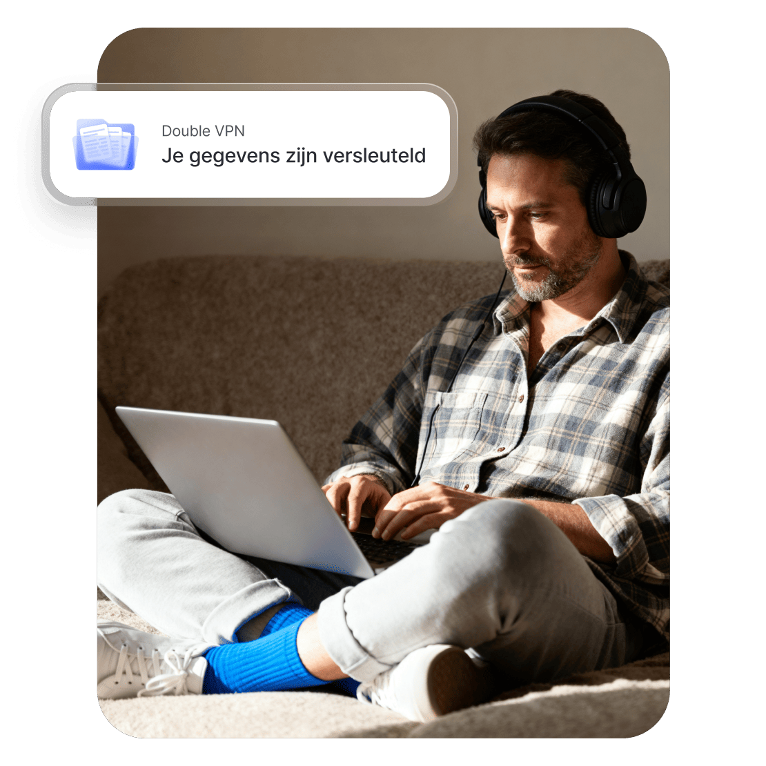 Een persoon die een double VPN op zijn laptop gebruikt om  persoonlijke gegevens te beschermen tijdens het surfen.