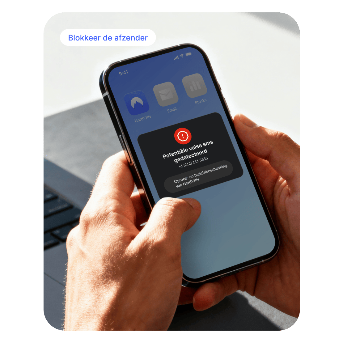 Een persoon die een waarschuwing van NordVPN's Berichtbescherming ontvangt op een smartphone.