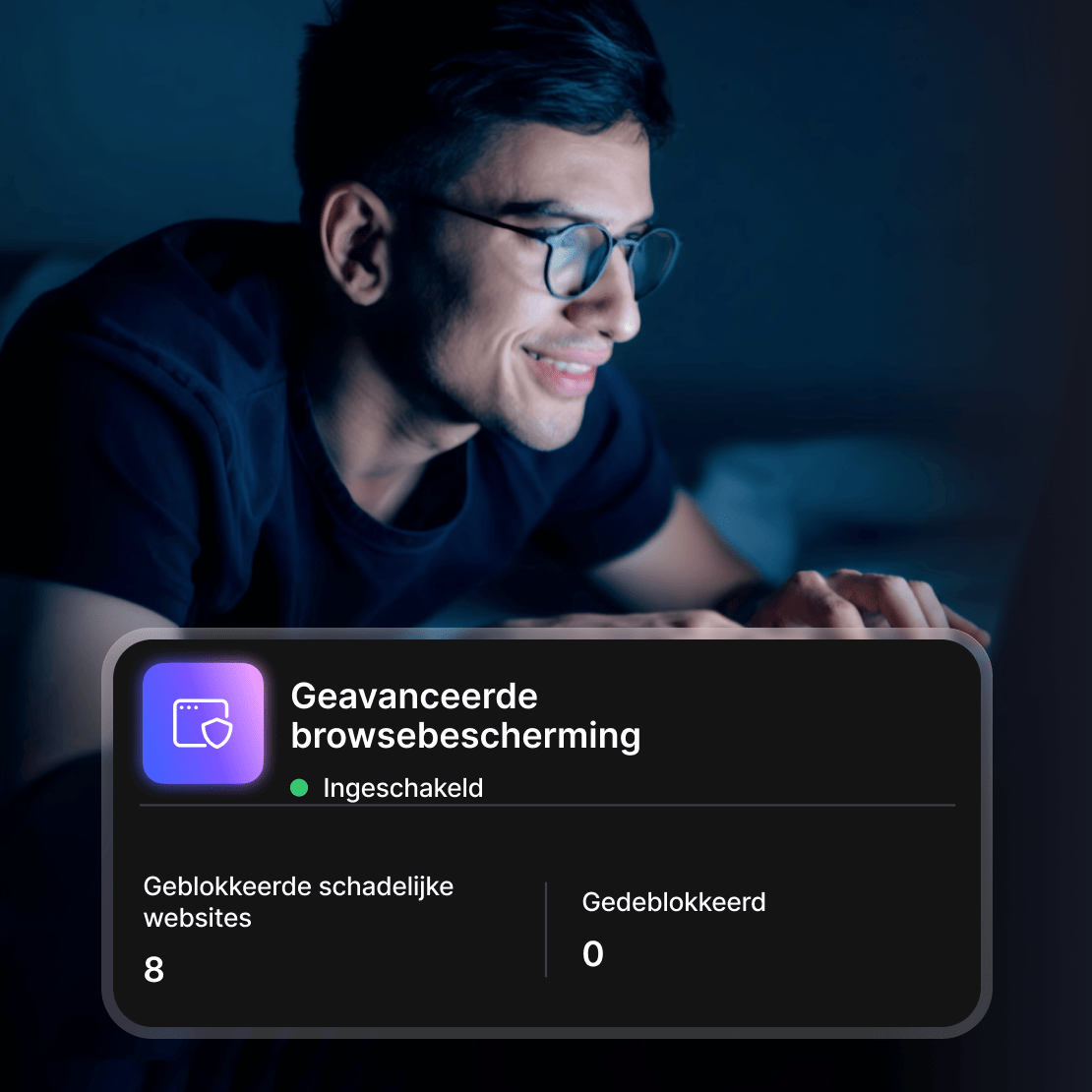 Een man surft online met ‘Geavanceerde browsebescherming’ ingeschakeld.