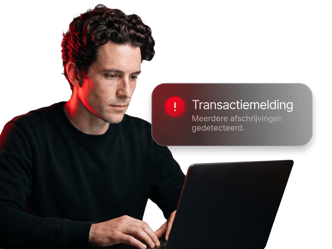 Een persoon bekijkt een melding van NordVPN's transactiemonitoring op een laptop.
