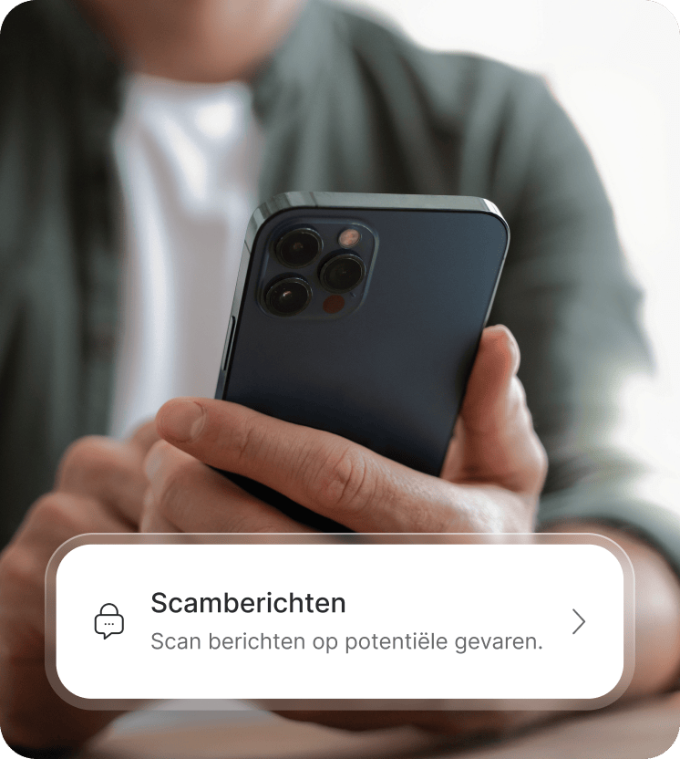 Een persoon die een smartphone gebruikt om mogelijke oplichtingsberichten te bekijken.