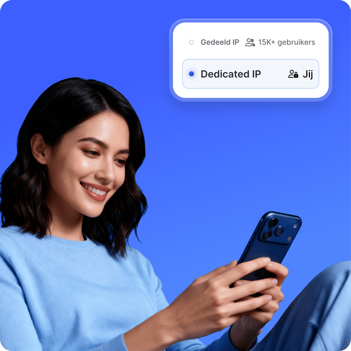 Iemand die NordVPN gebruikt om een dedicated IP-adres op zijn of haar smartphone in te stellen.