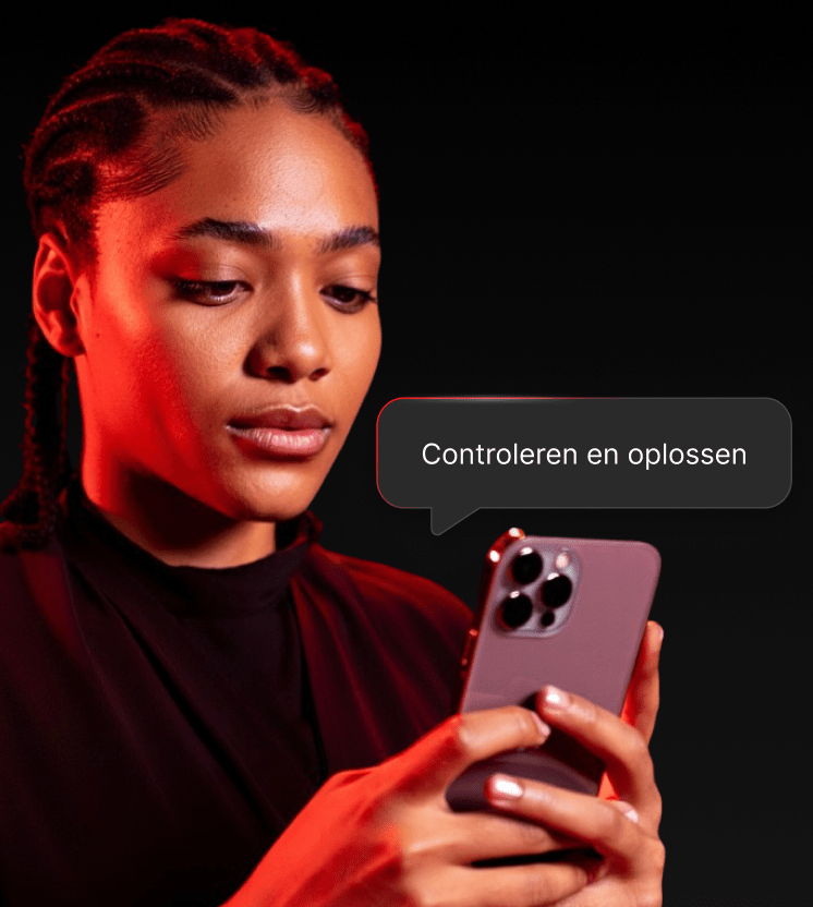 Een vrouw gebruikt de Dark Web Monitor