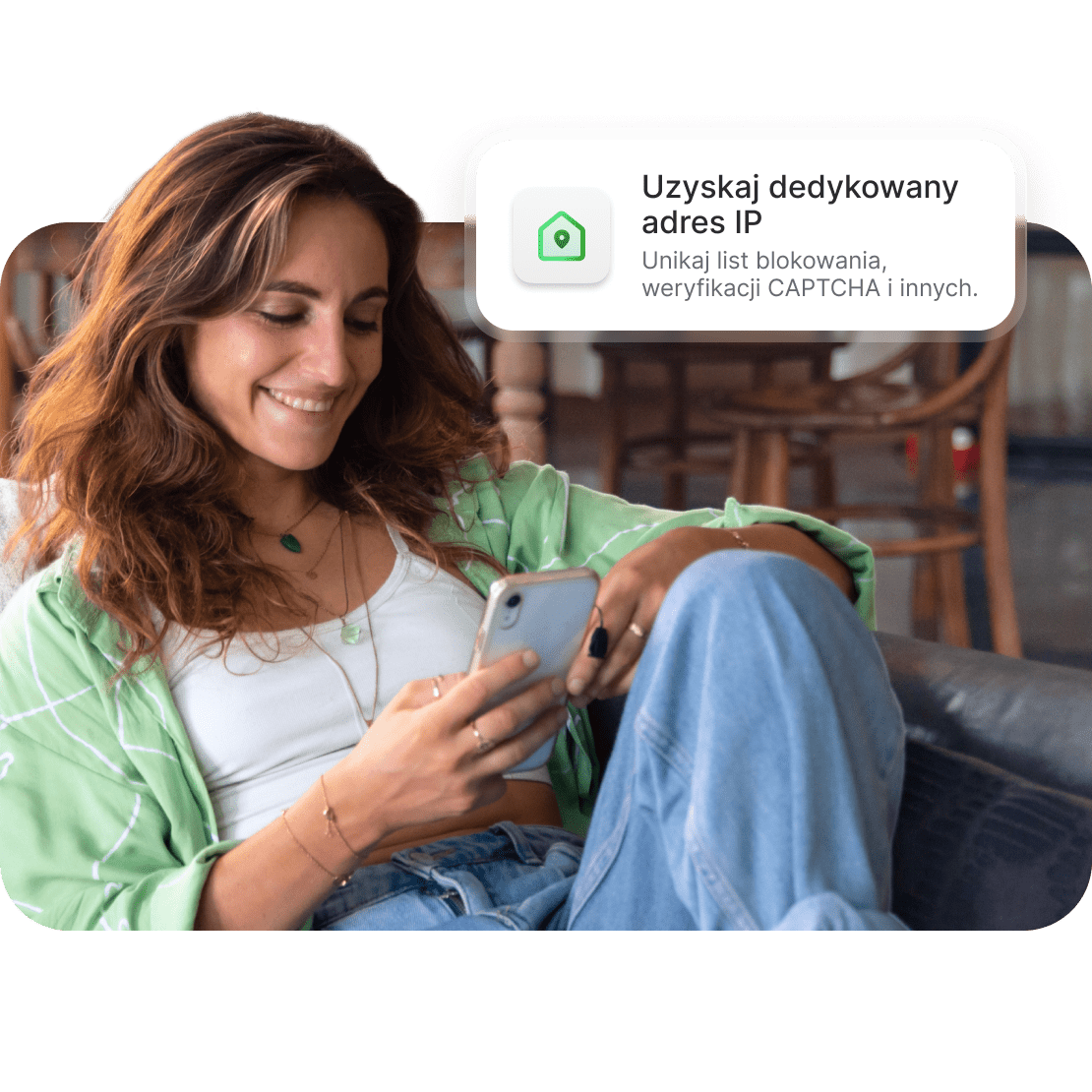Osoba korzystająca z dedykowanego IP na swoim smartfonie, aby uniknąć list blokowania.