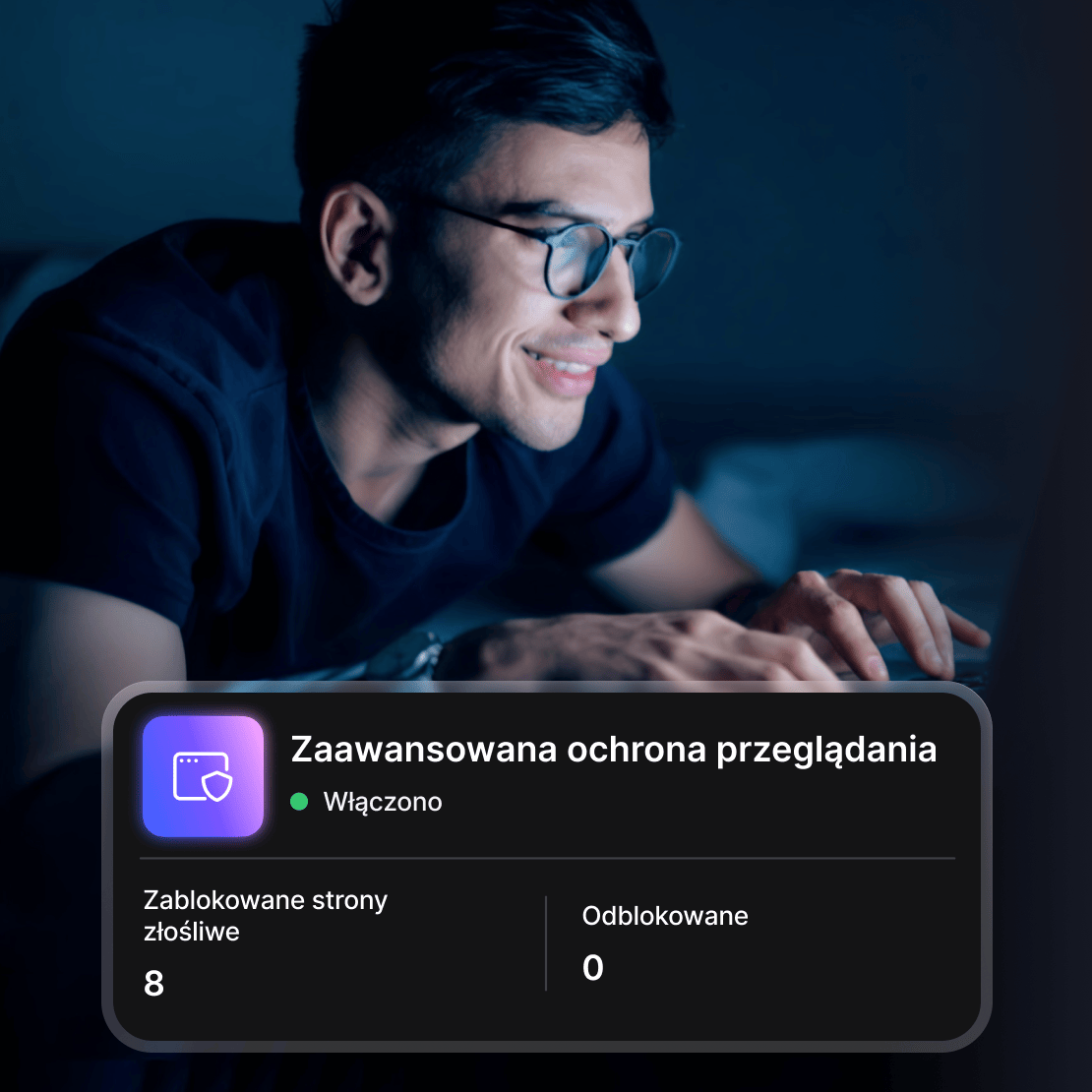 Mężczyzna przegląda internet z włączoną „Zaawansowaną ochroną przeglądania”.