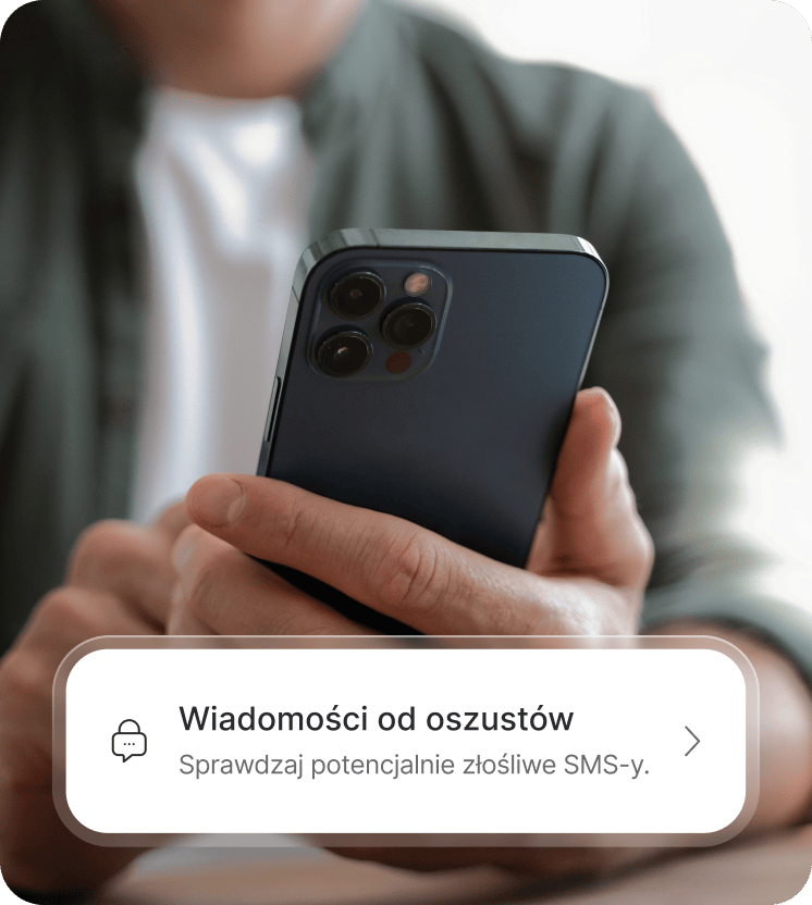 Osoba przegląda na smartfonie wiadomości, które mogą być oszustwem.