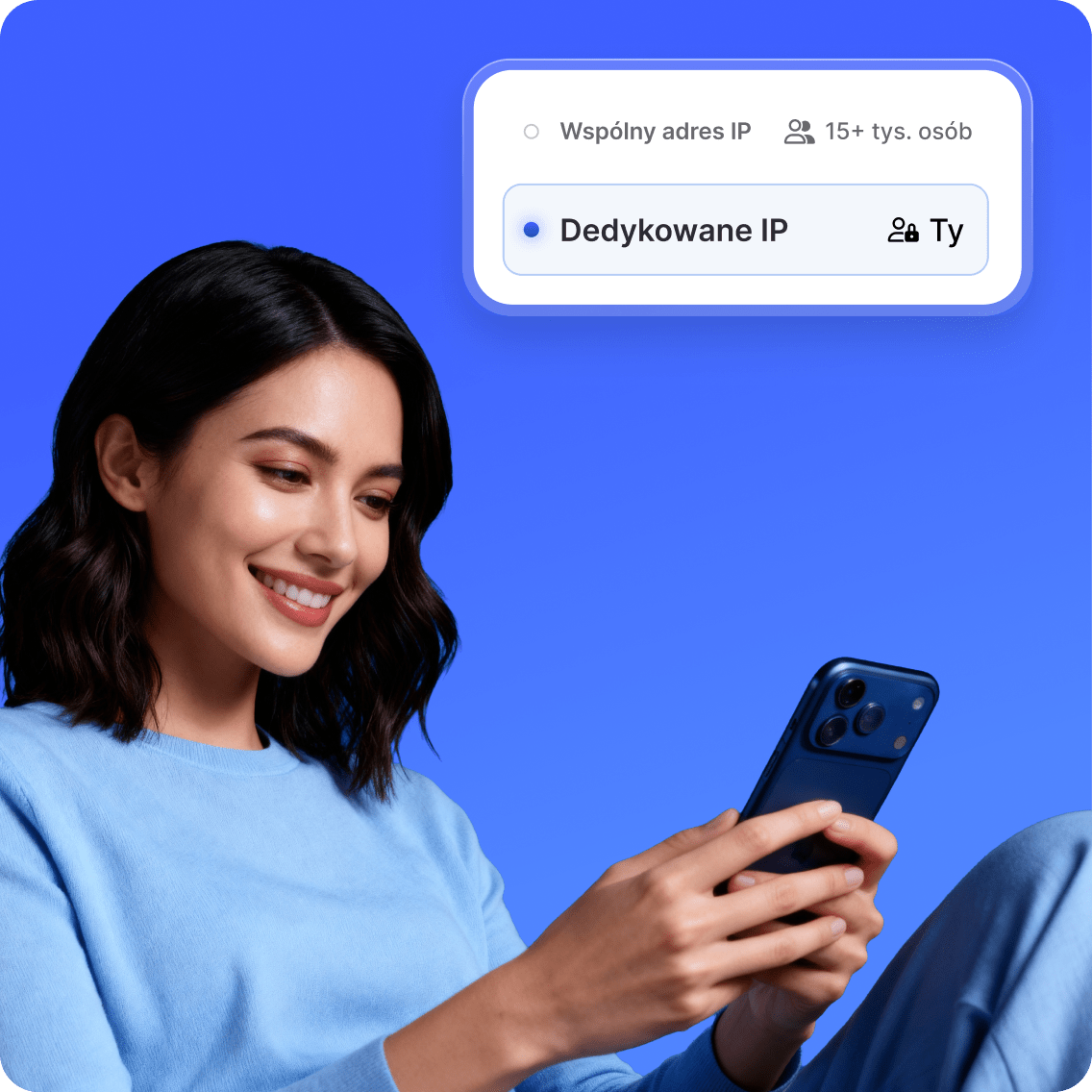 Osoba korzystająca z NordVPN w celu skonfigurowania dedykowanego IP na swoim smartfonie.
