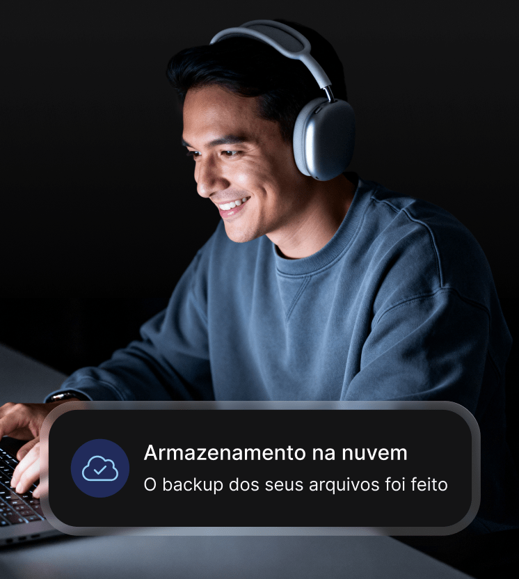 Um homem usando seu laptop para acessar o armazenamento na nuvem.
