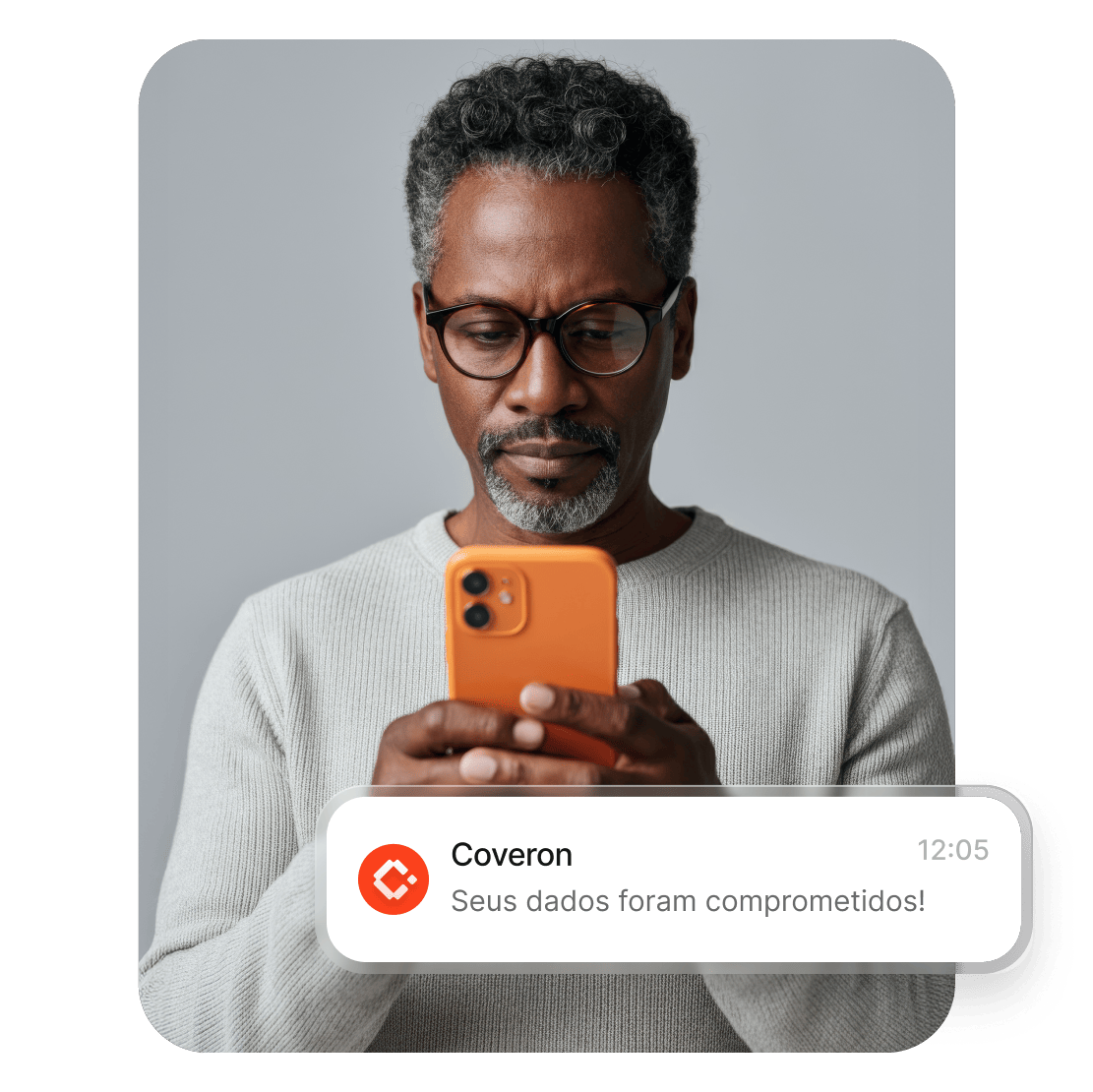 Um homem usando um smartphone para ler o alerta da Coveron sobre seus dados terem sido comprometidos.