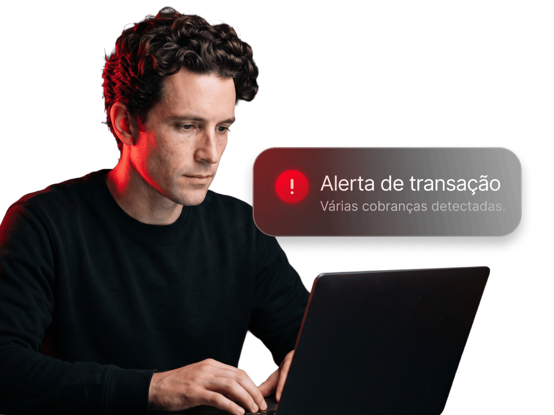 Uma pessoa analisando um alerta de monitoramento de transações da NordVPN no notebook.