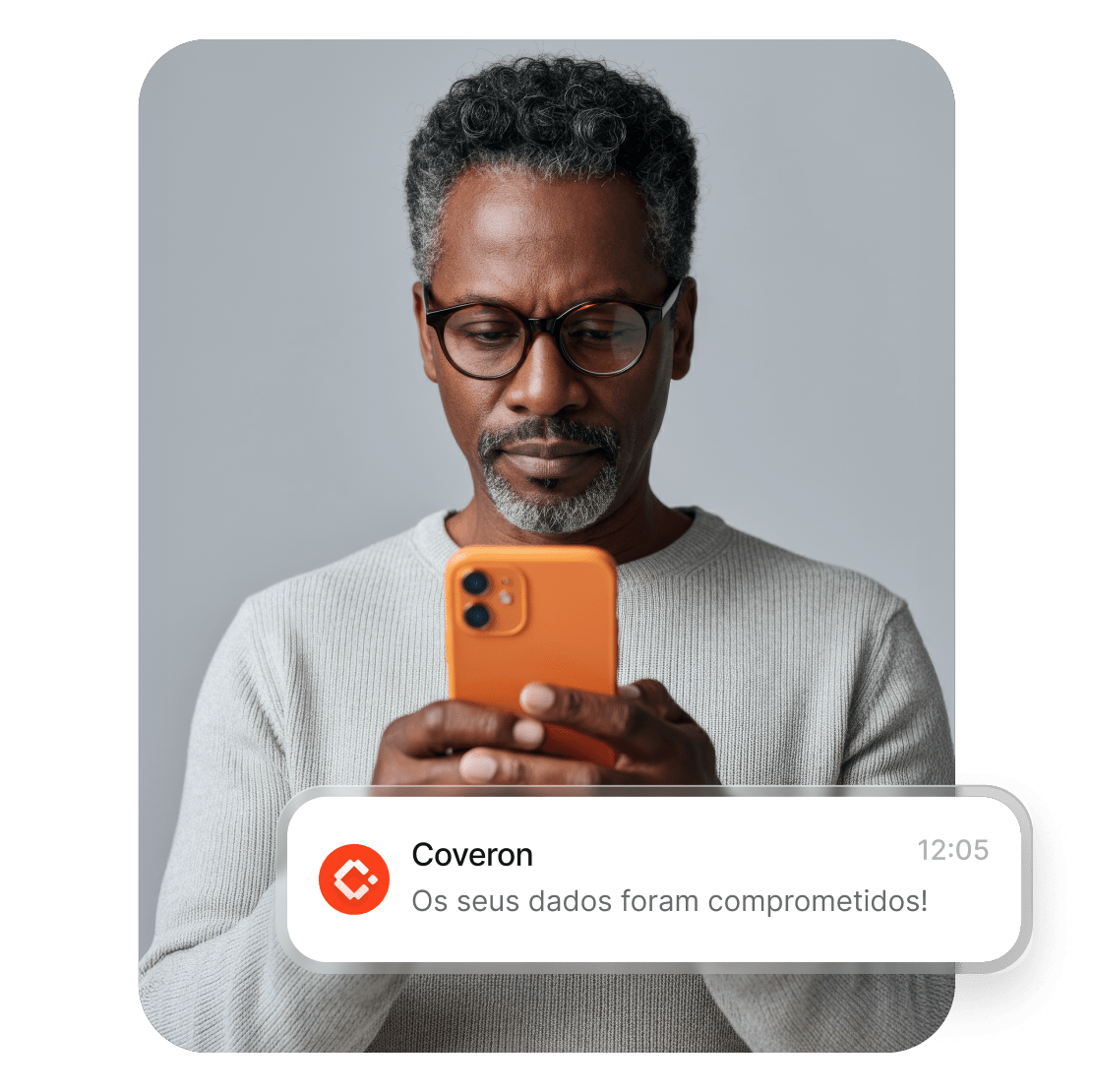 Um homem utiliza um smartphone para ler o alerta do Coveron sobre os seus dados terem sido comprometidos.