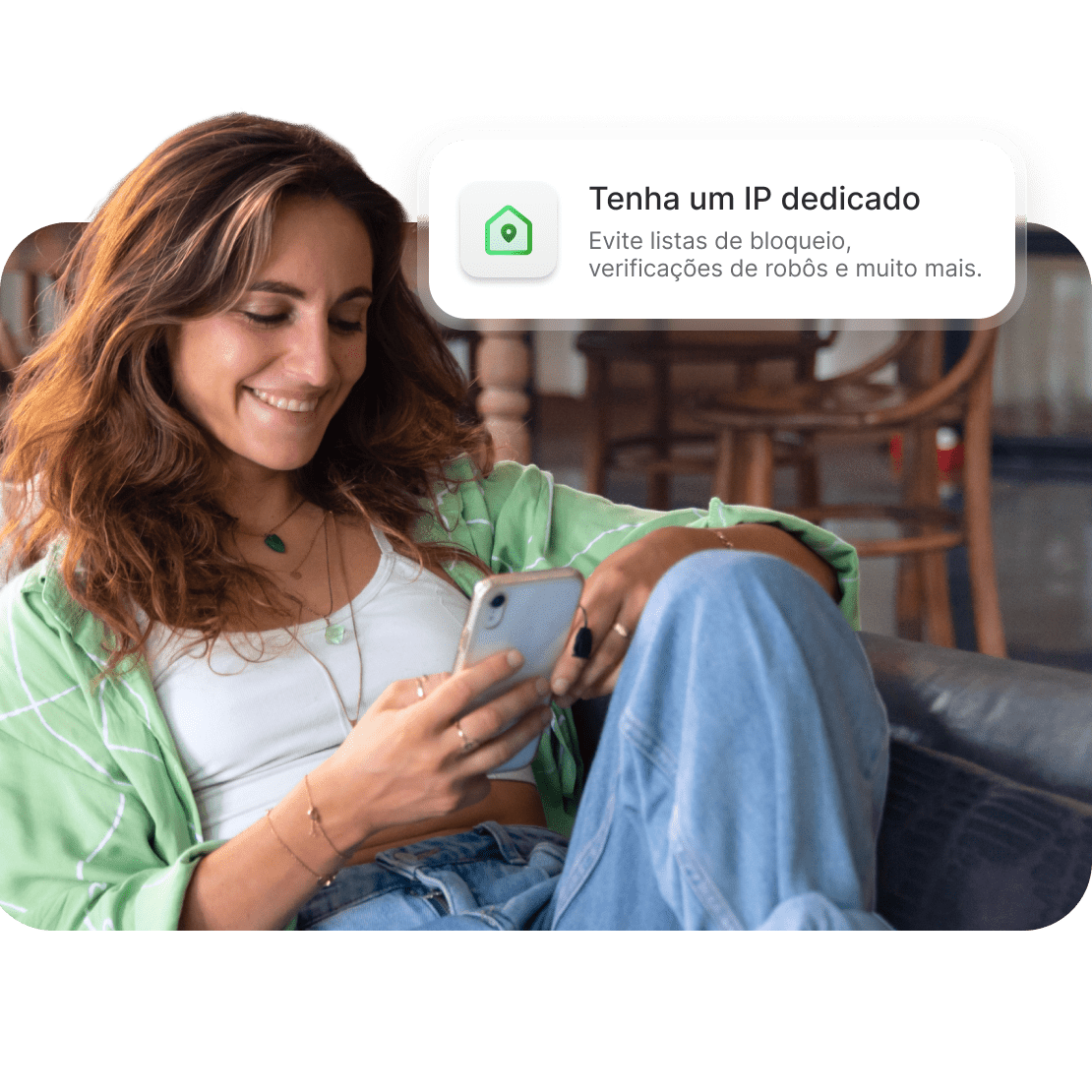 Uma pessoa a utilizar um IP dedicado no seu smartphone para evitar listas de bloqueio.