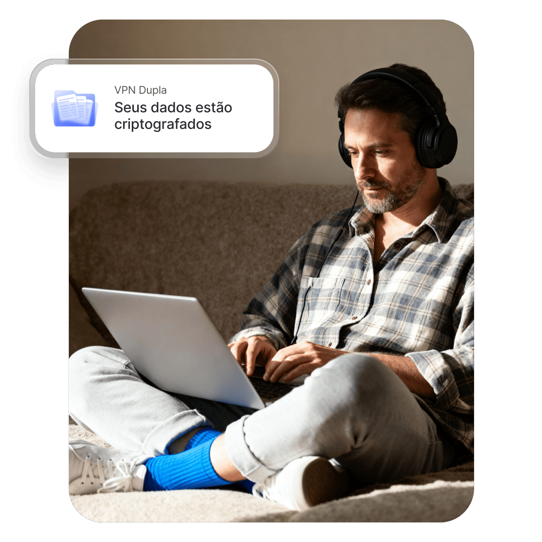 Uma pessoa a utilizar uma Double VPN no seu portátil para proteger os dados pessoais enquanto navega.
