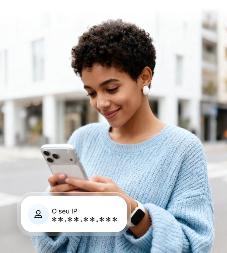 Uma mulher a verificar se o seu endereço de IP está oculto.