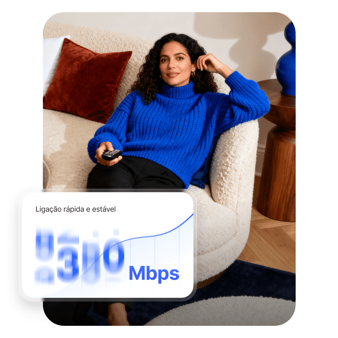 Uma mulher a utilizar uma ligação VPN rápida e estável para fazer streaming de filmes e programas.