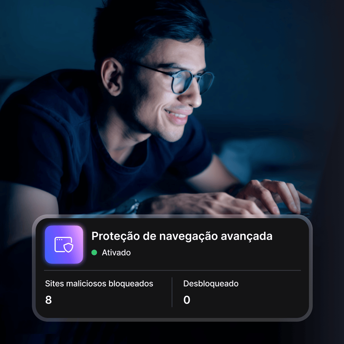 Um homem navega online com a “Proteção de navegação avançada” ativada.