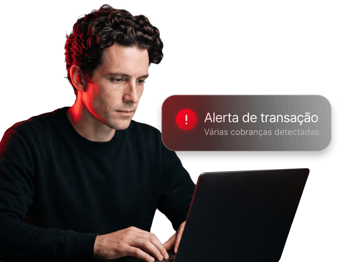 Uma pessoa a analisar um alerta de monitorização de transações da NordVPN no seu computador portátil.